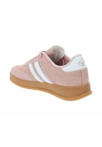 Jasnoróżowe zamszowe sneakersy z białymi paskami, gumową podeszwą i białą łatką na pięcie z złotym logo, pokazane z boczno-tylnej perspektywy.