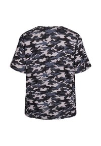 T-shirt à manches courtes avec un motif camouflage dans des nuances de noir, gris et bleu clair, fabriqué en tissu de coton doux.