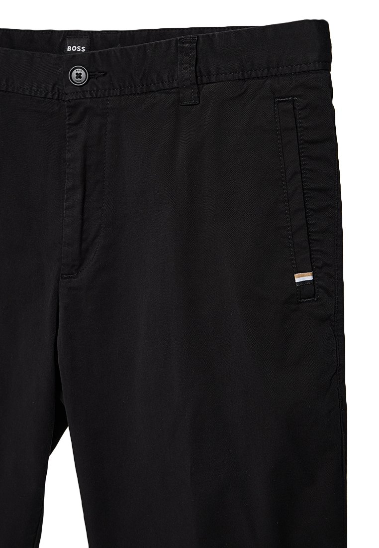 Schwarze Baumwollhose mit glatter Textur, ausgestattet mit einem Knopfverschluss, seitlichen Taschen und einem kleinen gestreiften Akzent auf einer Tasche.