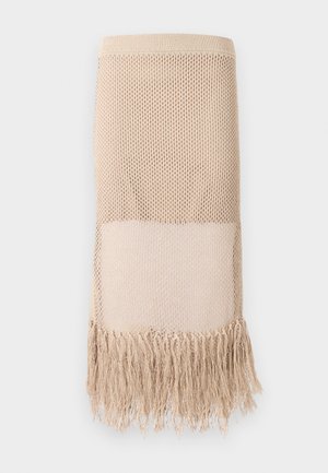 Μπεζ μίντι φούστα ανοιχτής πλέξης με ελαστική μέση και μακρύ διακοσμητικό κρόσσι στο τελείωμα, παρουσιάζεται σε απλό φόντο.