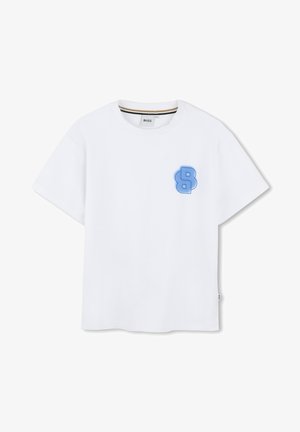 T-shirt bianca in cotone con un logo blu in rilievo a forma di "B" sul petto. Maniche corte e scollatura rotonda. Design pulito e semplice.