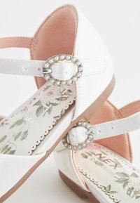 Next BRIDESMAID REGULAR FIT - Lauflernschuh - white