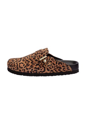 Leopard gemusterter Slip-On-Clog mit verstellbarem Riemen und schwarzer Sohle, Design mit niedrigem Schaft für einfaches An- und Ausziehen.