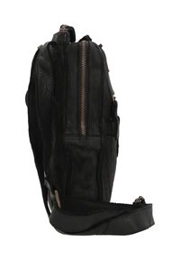 Bolso de hombro de cuero negro con superficie texturizada, que cuenta con un zipper lateral y correa ajustable. Forma compacta y rectangular.