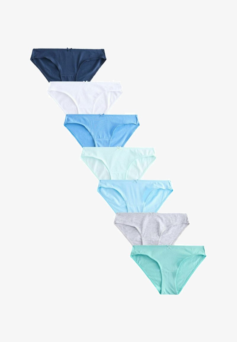 Sept slips en coton pour femmes dans des nuances variées de bleu, blanc et gris, disposés en diagonale sur un fond blanc.