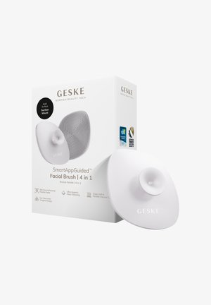 GESKE SmartAppGuided 4-in-1 gezichtsborstel met multifunctionele zuignapbevestiging, siliconen haren en award badges op de verpakking.