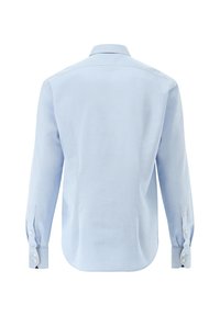 Himmelblaues Langarmhemd mit klassischem Kragen, durchgehender Knopfleiste und abgerundetem Saum. Der Stoff hat eine glatte Textur.