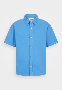 Camicetta a maniche corte in cotone blu vivace. Presenta un colletto classico e cinque bottoni argento sulla parte anteriore. Design semplice.