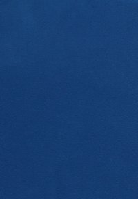 Élénk kék textil, sima, matt felülettel. Az anyag puhanak és egyenletesnek tűnik, minták vagy látható hardver részletek nélkül.