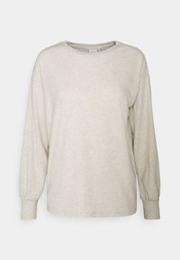 Langärmliger, hellbeiger, gerippter Strickpullover mit Rundhalsausschnitt und eng anliegenden Bündchen auf schlichter Hintergrund.