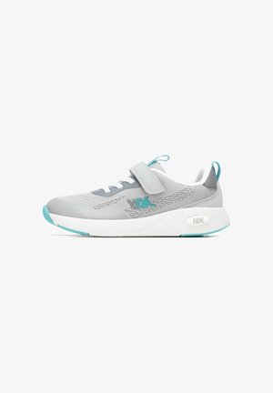 Zapatilla deportiva de malla texturizada gris con suela blanca, detalles en turquesa, tira de velcro y cordones. Presenta un logotipo en el lateral y un collar acolchado.