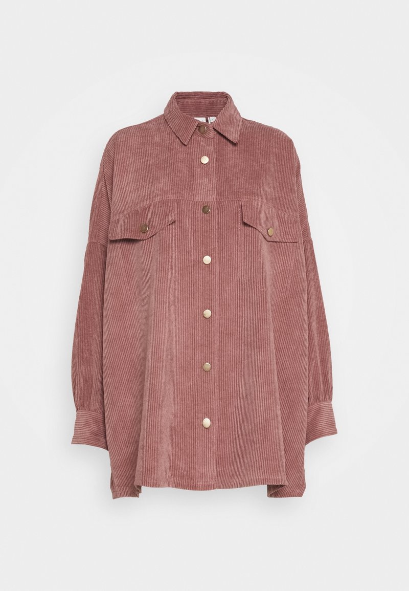 Chemise oversize en velours côtelé rose poussiéreux avec boutons-pression, poches poitrine à rabat, manches longues et col pointu.