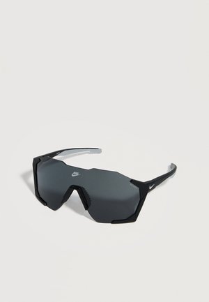 Lunettes de soleil de sport angulaires noires avec verres enveloppants foncés et logos Nike sur les verres et les branches, affichées sur fond blanc.