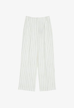 Pantaloni bianchi a vita alta con gamba larga, sottili righe verticali nere e tasche laterali, distesi su uno sfondo bianco.