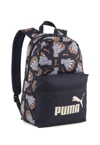 Mochila con tela negra, estampado gráfico multicolor, logo de PUMA en dorado en el bolsillo delantero, correas ajustables y compartimentos con cremallera.