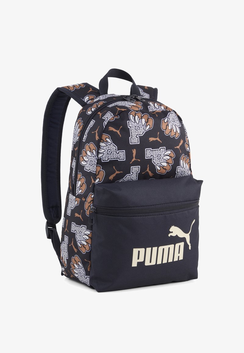 Zaino in tessuto nero, stampa grafica multicolore, logo PUMA in oro sulla tasca frontale, spallacci regolabili, compartimenti con zip.
