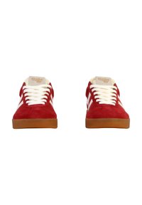 Sneakers in suede rosso con lacci bianchi, dotati di una suola in gomma beige e accenti bianchi sui lati. Logo stampato sulla linguetta.