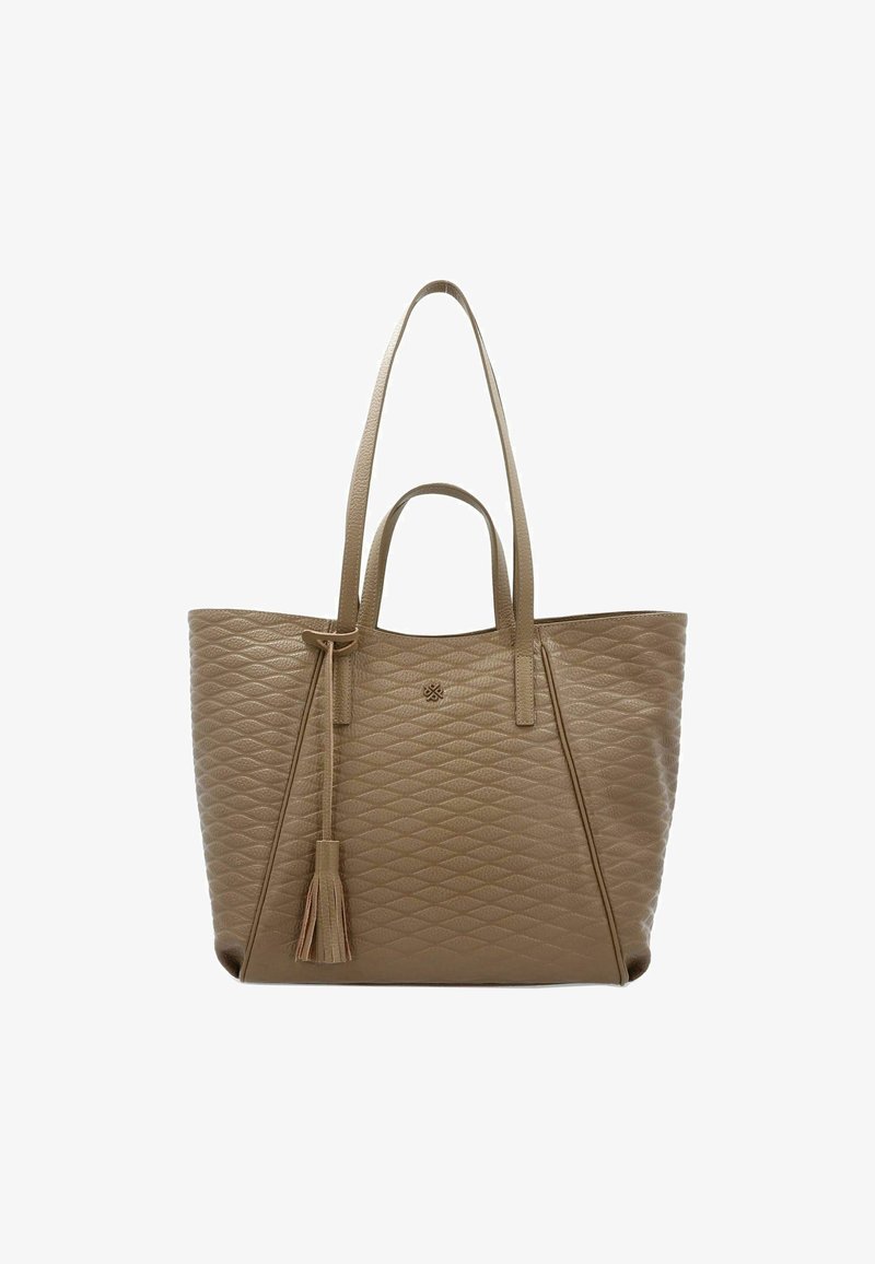 Sac fourre-tout matelassé beige avec deux longues poignées, doté d'un pompon décoratif et d'un subtil détail de logo sur le devant. Surface texturée.