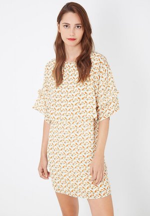 Vestido de manga corta en tejido ligero con un patrón abstracto naranja y azul sobre fondo crema, con acentos de manga con volantes.