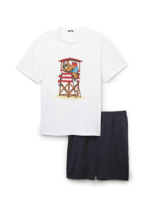 Camicia bianca a maniche corte con un orso dei cartoni animati come bagnino su una torre di salvataggio rossa e bianca, abbinata a pantaloncini blu scuro.