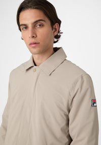 Fila APPAREL COMO REGULAR WATER REPELLENT CAR  - Abrigo corto - weathered teak