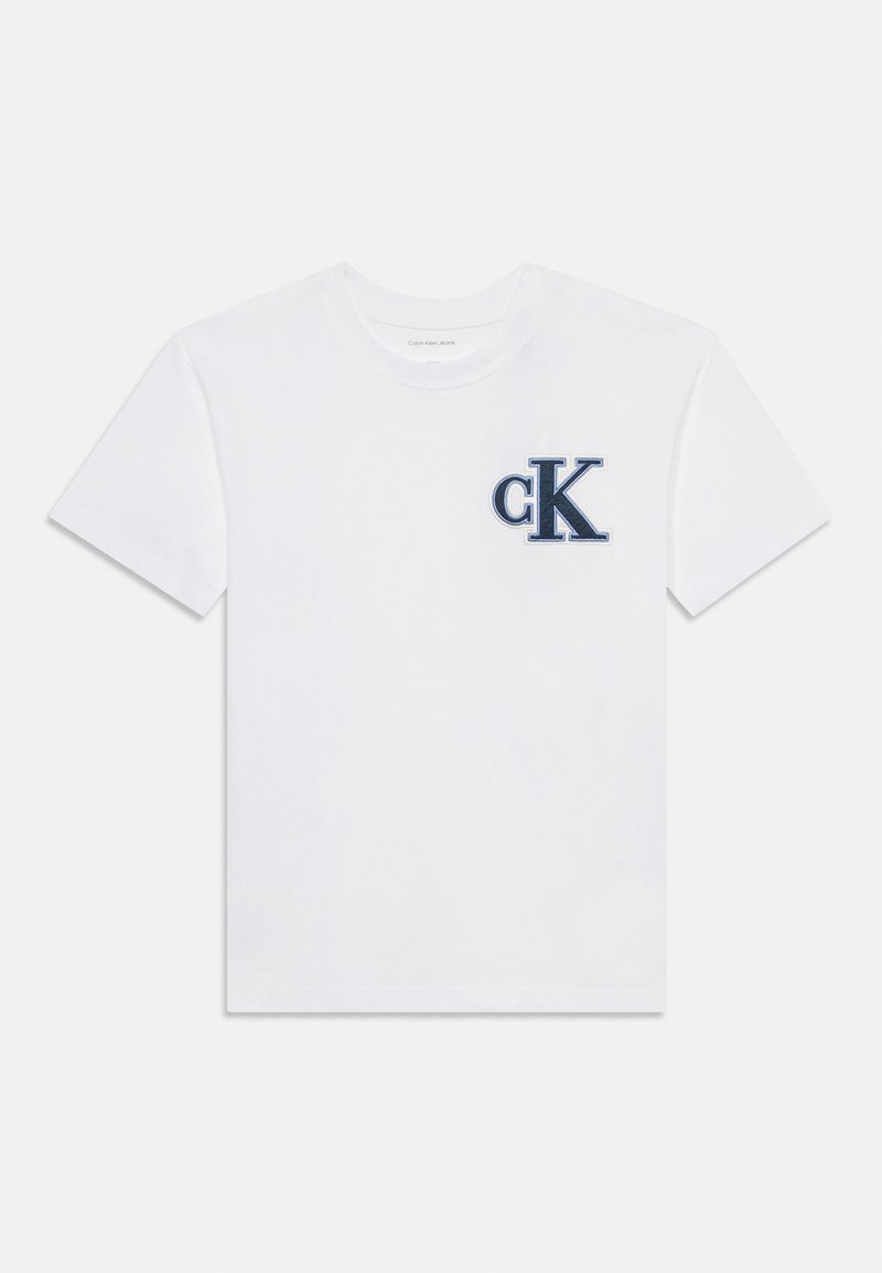 Hvit bomull T-skjorte med en blå brodert 'cK' logo på venstre bryst. Klassisk crew neck-design med korte ermer.
