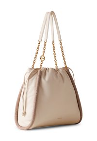 Borsa a secchiello in pelle beige con dettagli intrecciati rosa, tracolle in catena dorata e chiusura con cordoncino. Texture liscia e forma strutturata.