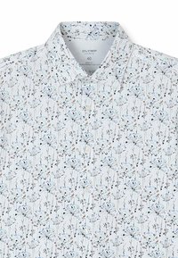 Weißes Hemd mit Knopfleiste und schlanker Passform, versehen mit einem filigranen Blumenmuster in Blau-, Schwarz- und Brauntönen.