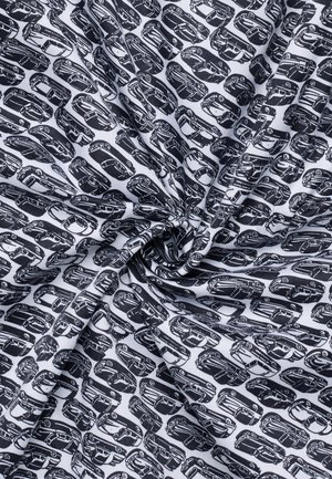 Tissu blanc noué au centre avec un motif noir répétitif représentant diverses silhouettes de voitures orientées dans différentes directions.