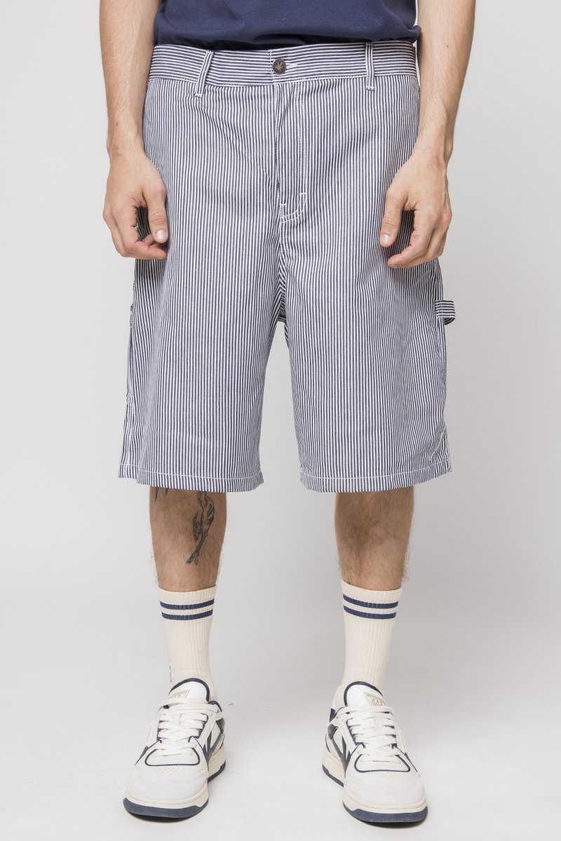 Blå og hvite stripete cargo-shortser med knappelukking, sidelommer og kne-lengde, kombinert med hvite sneakers og stripete sokker.