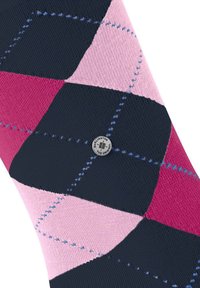 Calze argyle con un motivo rosa, rosa scuro e blu navy realizzate in un tessuto testurizzato. Un logo argento è visibile vicino al centro.
