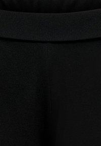 Čierne nohavice s vysokým pásom z hladkej, štruktúrovanej látky. Majú plochý pás a strih s rovnými nohavicami, vhodné na formálne i neformálne nosenie.