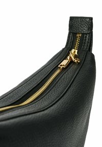 Borsa in pelle nera con finitura testurizzata, dotata di una cerniera e accessori dorati, che evidenziano una forma elegante e allungata con bordi lisci.