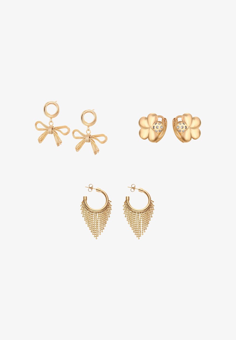 Trzy pary złotych kolczyków: w kształcie kokardki z okrągłym szczytem, w kształcie kwiatu z cyrkoniowym środkiem oraz koła z opadającymi złotymi łańcuszkami.