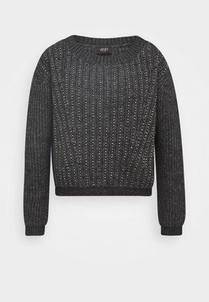 Pull en maille côtelée gris foncé à manches longues avec de petites décorations brillantes sur tout le tissu, col rond.