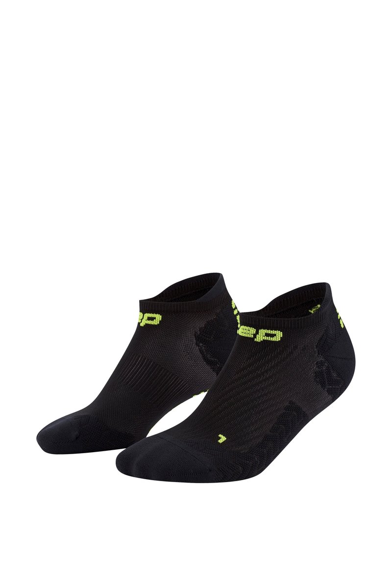 Schwarze Sportsocken mit einem niedrigen Schnitt, ausgestattet mit einer strukturierten Oberfläche und einem neongrünen Logo sowie Akzenten. Ideal für Sport und Freizeit.