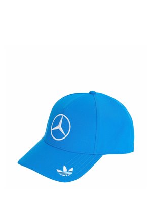 Niebieska czapka baseballowa z białym logo Mercedes-Benz z przodu i białym logo Adidas Trefoil na daszku, pochylona w prawo na białym tle.