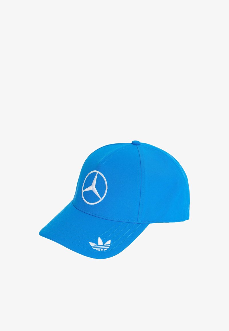 Casquette de baseball bleue avec logo Mercedes-Benz blanc à l'avant et logo Adidas Trefoil blanc sur la visière, inclinée vers la droite sur fond blanc.