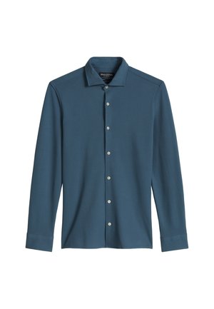 Herrenhemd mit langen Ärmeln und Knöpfen in Türkisblau, mit Kragen und weißen Knöpfen, flach auf einem weißen Hintergrund liegend.