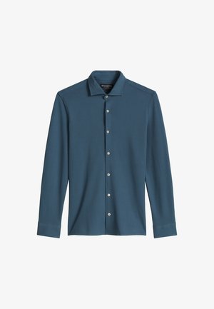Camicia da uomo a maniche lunghe con bottoni, di colore blu teal con colletto e bottoni bianchi, stesa su uno sfondo bianco.