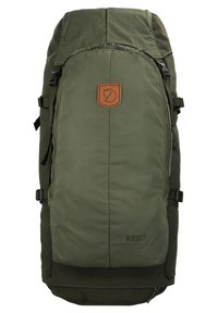 Mochila verde con logo de cuero marrón, correas ajustables, cierre en la parte superior, tela resistente al agua y un amplio compartimento principal.