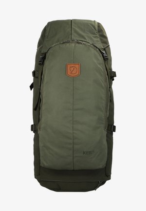 Mochila verde con logo de cuero marrón, correas ajustables, cierre en la parte superior, tela resistente al agua y un amplio compartimento principal.