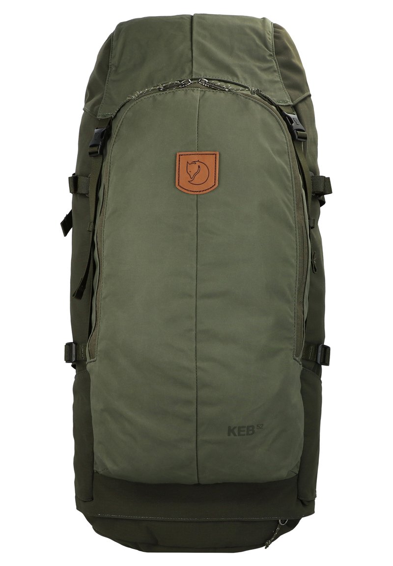 Mochila verde con logo de cuero marrón, correas ajustables, cierre en la parte superior, tela resistente al agua y un amplio compartimento principal.