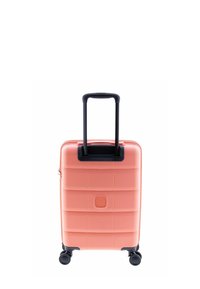 Hartschalenkoffer in Korallenfarbe mit strukturiertem Streifendesign, einem ausziehbaren schwarzen Griff und vier schwarzen Spinner-Rollen für Mobilität.