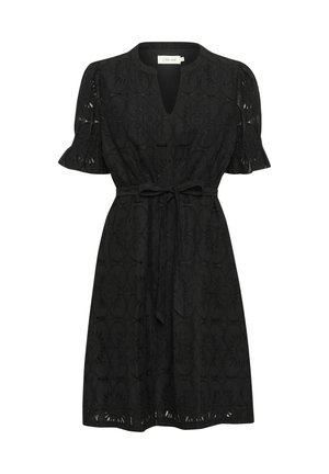 Svart klänning med V-ringning, korta fladdrande ärmar, knytmidja och intrikat blommig spetsmönster genom hela tyget.