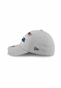 Hellgraue Mesh-Baseballmütze mit gestickten dunkelblauen Logos, weißen Sternen und einem kleinen USA-Flaggen-Patch an der Seite.
