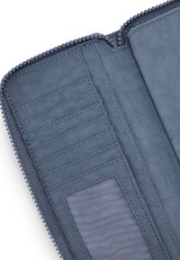 Portafoglio con zip in tessuto blu scuro, dotato di svariati scomparti per carte e una tasca trasparente; texture liscia con dettagli di cucitura discreti.