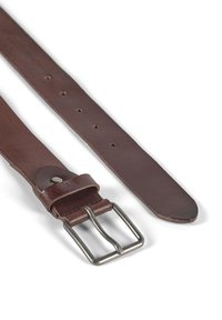 Cinturón de cuero marrón con un acabado texturizado, que cuenta con una hebilla de metal y múltiples agujeros de ajuste para personalizar el tamaño.