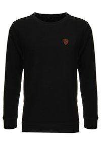 Czarny, prążkowany sweter z długim rękawem i okrągłym dekoltem, z małą brązową skórzaną naszywką z logo na lewej piersi.