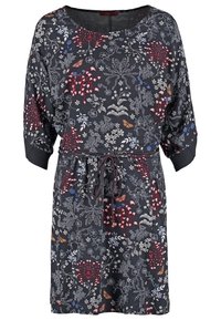 Robe à motif floral sur tissu foncé, avec manches courtes, encolure dégagée, taille cintrée avec un lien, et motifs floraux multicolores variés.